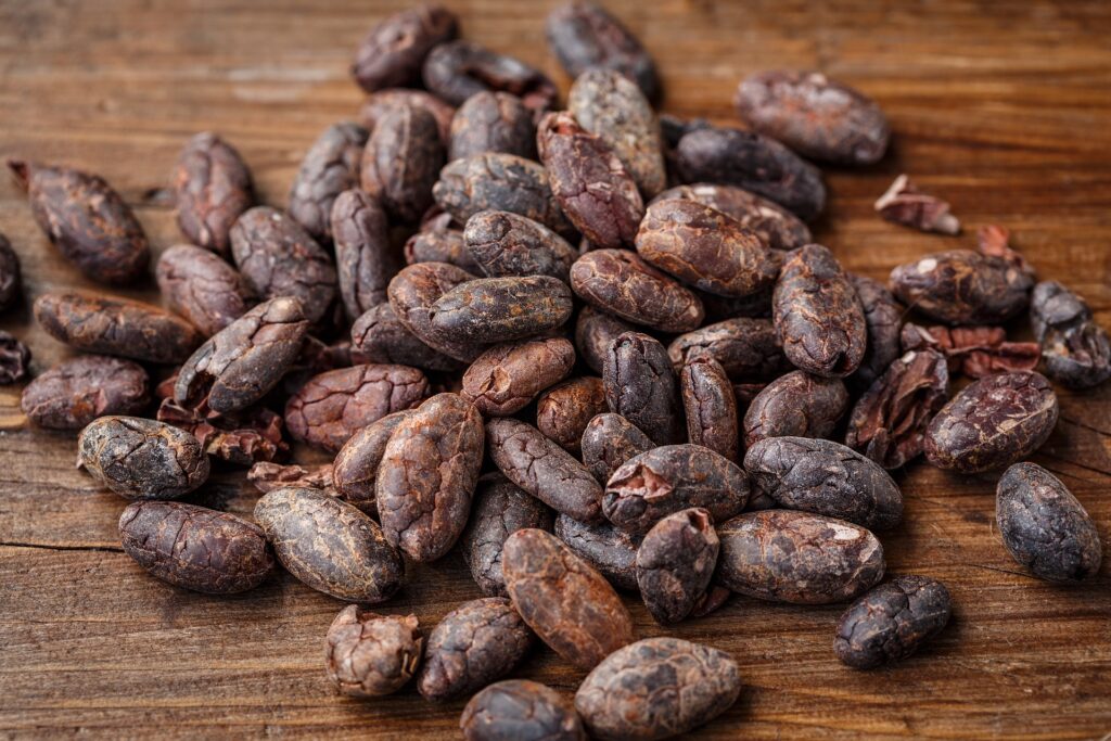 Bruna kakaobönor innehåller många nyttigheter, trots att de inte är i regnbågens färger.