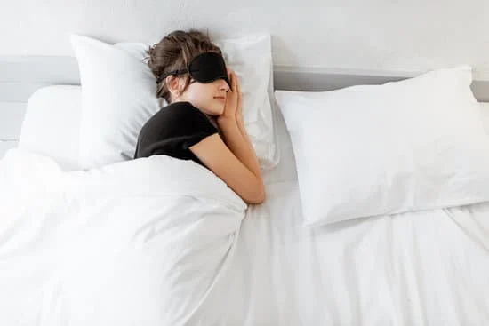 Kvinna som sover djupt med sovmask för ögonen.